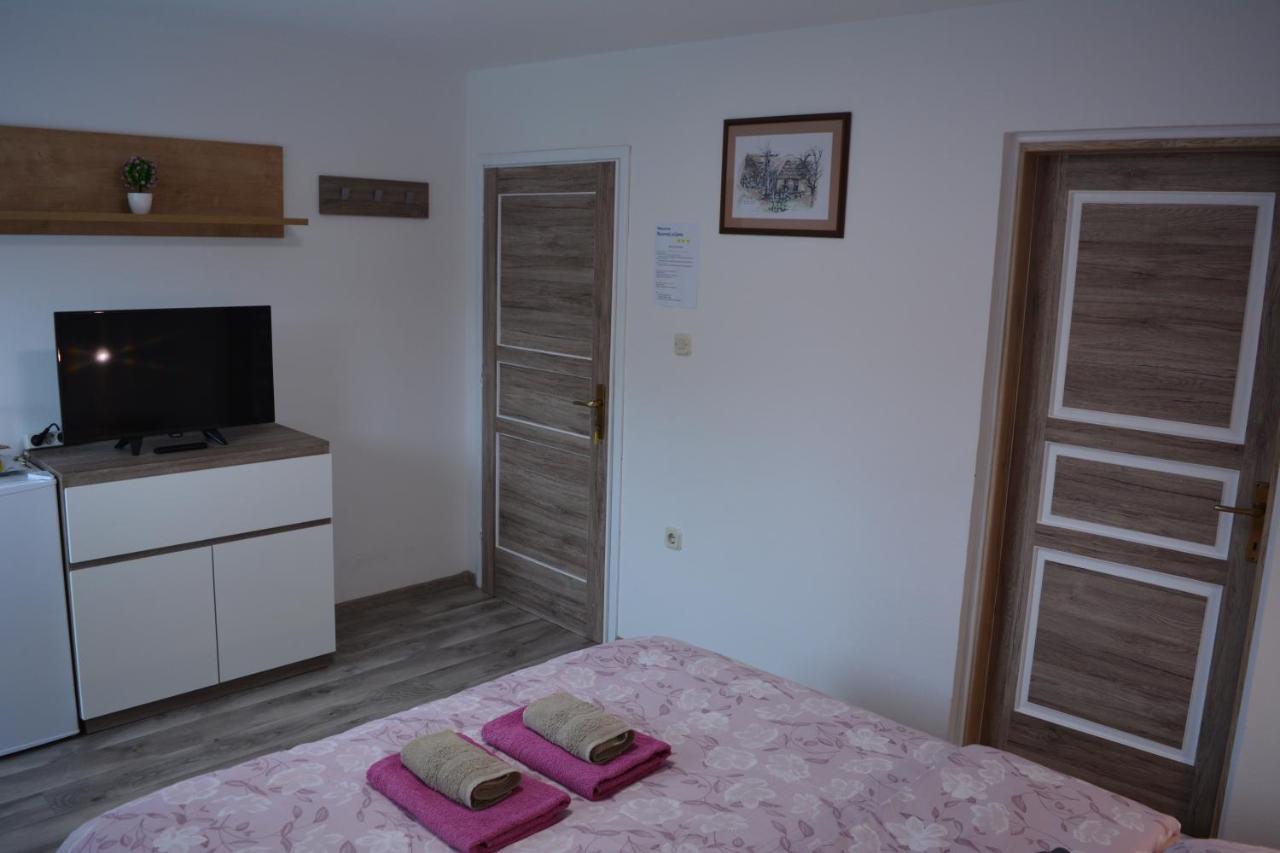 Rooms Lucijana Jezerce Exterior photo