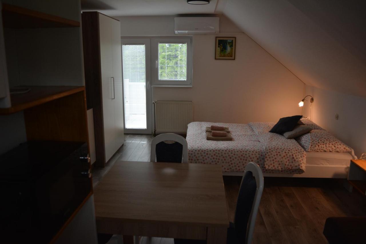 Rooms Lucijana Jezerce Exterior photo
