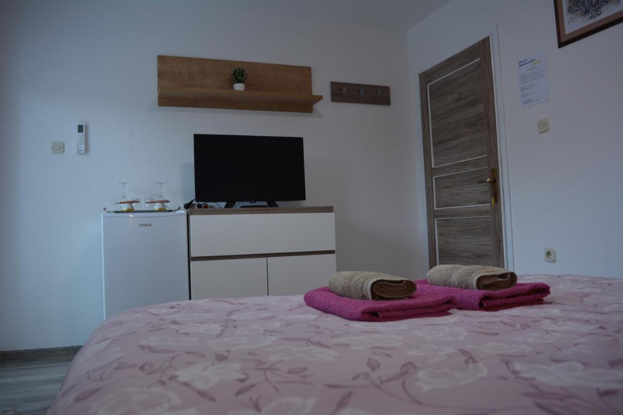 Rooms Lucijana Jezerce Exterior photo