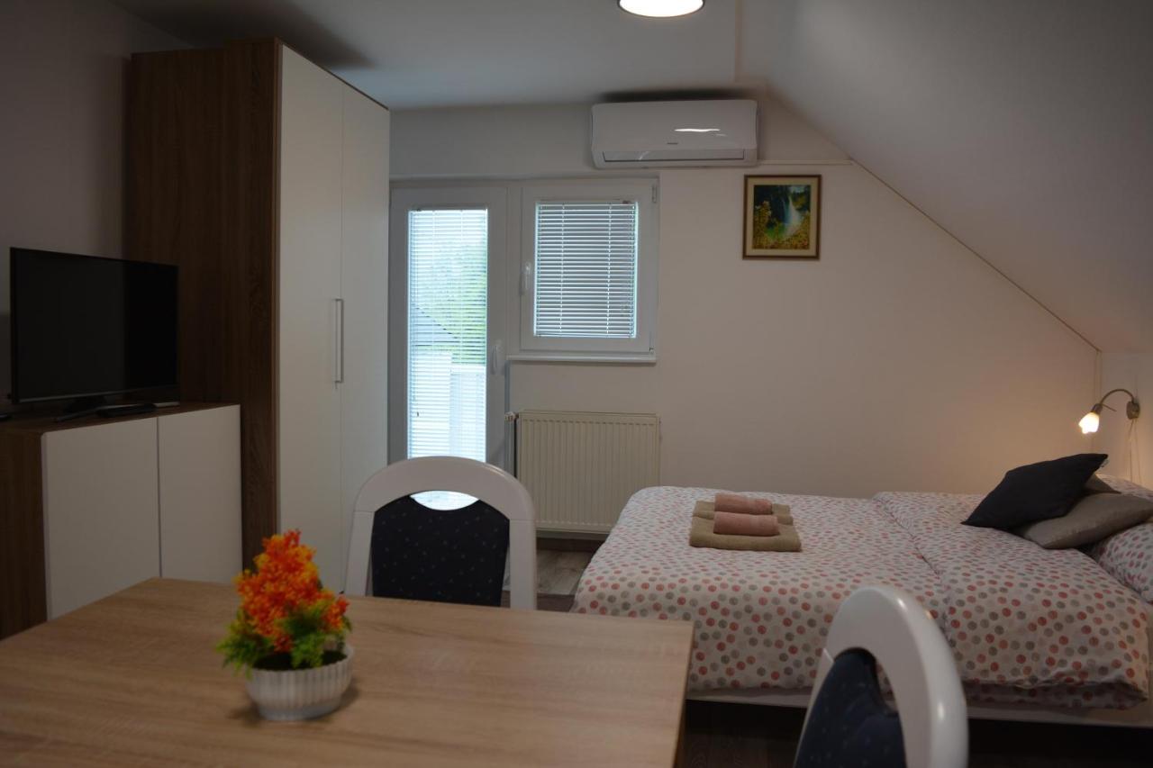 Rooms Lucijana Jezerce Exterior photo